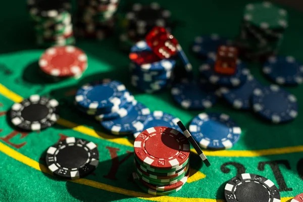 Dealer announcing winning number on halo138 live roulette broadcast